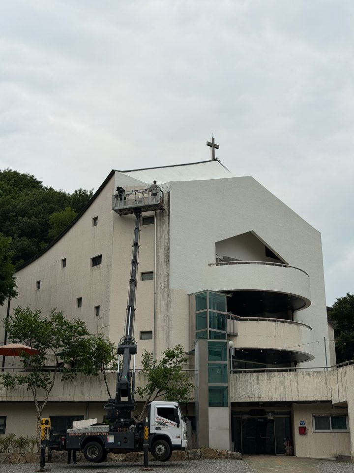 교회 외벽 페인트 공사 중