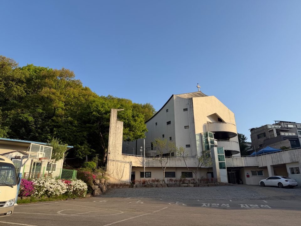 본당 외벽 페인트 공사 완료